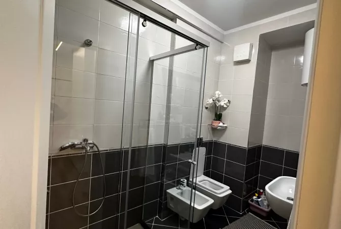 Shtepi ne shitje Apartament ne Tirane, 3+1, Mobilimi E mobiluar, Pagesa 360,000  Euro.