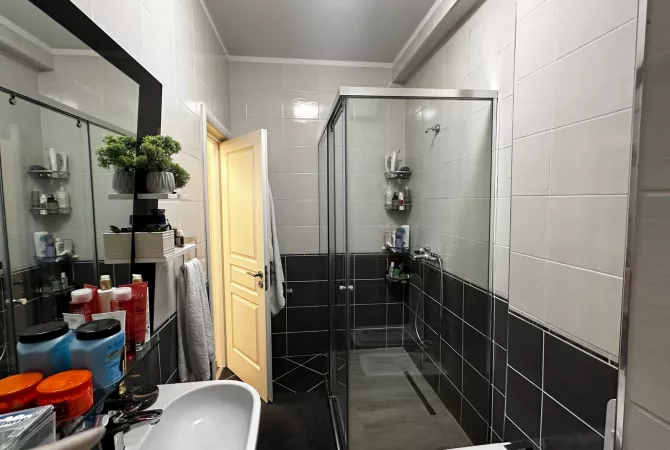 Shtepi ne shitje Apartament ne Tirane, 3+1, Mobilimi E mobiluar, Pagesa 360,000  Euro.