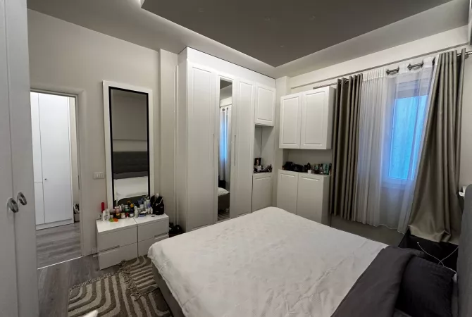 Shtepi ne shitje Apartament ne Tirane, 3+1, Mobilimi E mobiluar, Pagesa 360,000  Euro.