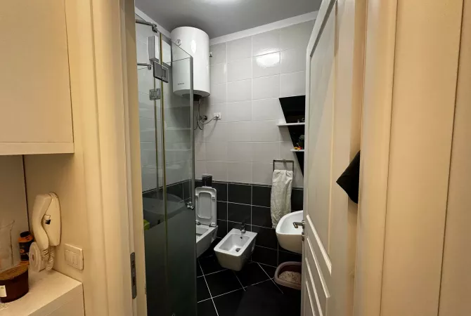 Shtepi ne shitje Apartament ne Tirane, 3+1, Mobilimi E mobiluar, Pagesa 360,000  Euro.