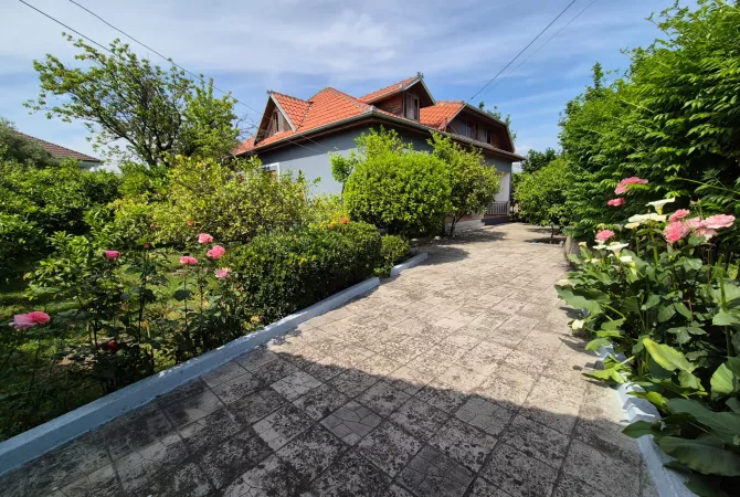 Shtepi ne shitje Shtepi Private ne Tirane, 4+1, Mobilimi E mobiluar, Pagesa 235,000  Euro.