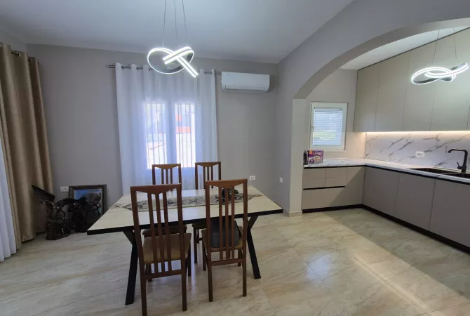 Shtepi ne shitje Shtepi Private ne Tirane, 4+1, Mobilimi Pjeserisht e mobiluar, Pagesa 485,000  Euro.