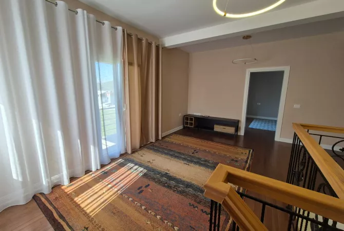 Shtepi ne shitje Shtepi Private ne Tirane, 4+1, Mobilimi Pjeserisht e mobiluar, Pagesa 485,000  Euro.