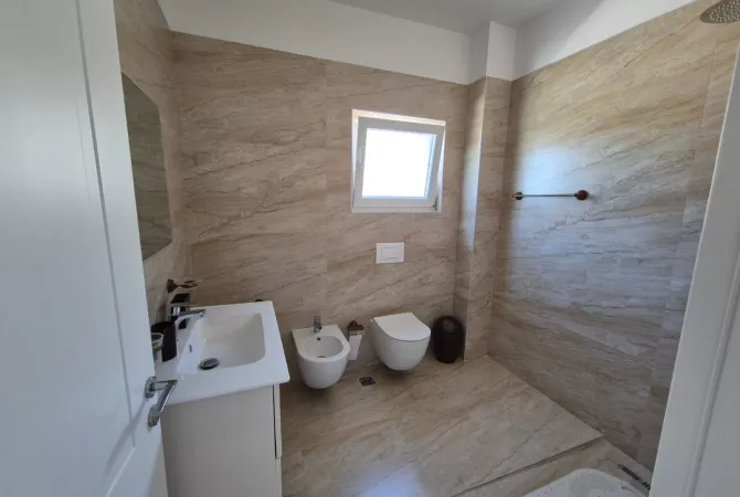 Shtepi ne shitje Shtepi Private ne Tirane, 4+1, Mobilimi Pjeserisht e mobiluar, Pagesa 485,000  Euro.