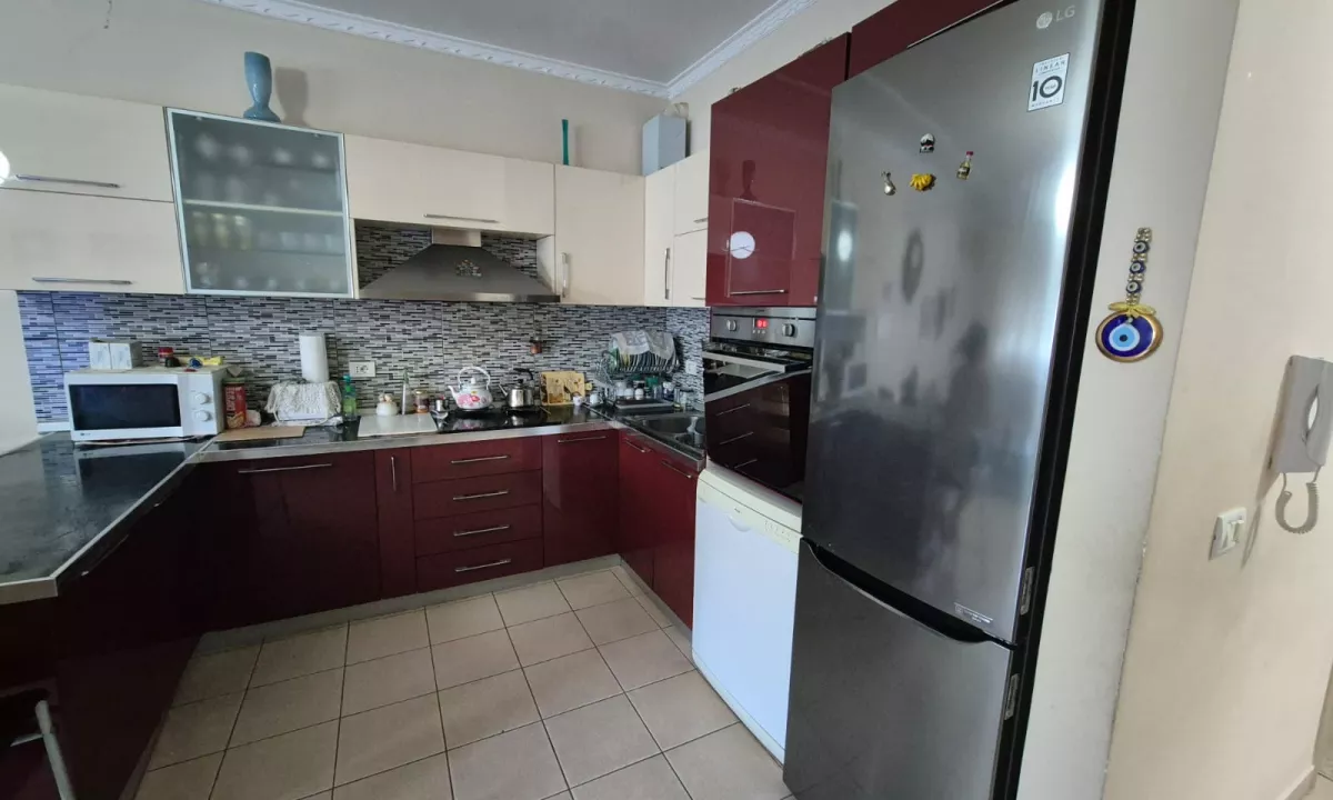 Shtepi ne shitje Apartament ne Tirane, 2+1, Mobilimi Pjeserisht e mobiluar, Pagesa 245,000  Euro.