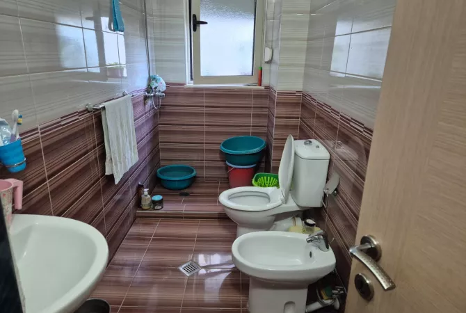 Shtepi ne shitje Apartament ne Tirane, 2+1, Mobilimi Pjeserisht e mobiluar, Pagesa 245,000  Euro.