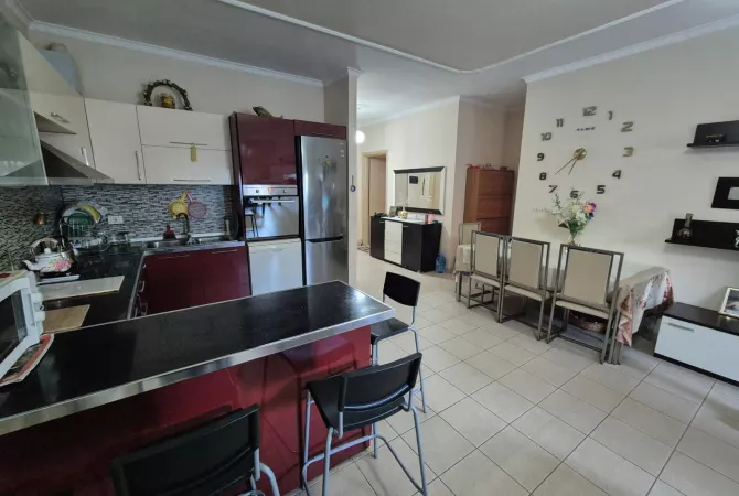 Shtepi ne shitje Apartament ne Tirane, 2+1, Mobilimi Pjeserisht e mobiluar, Pagesa 245,000  Euro.