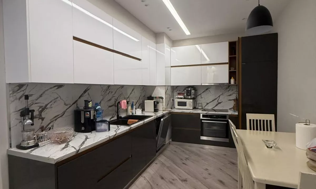 Shtepi ne shitje Vila Luksoze ne Tirane, 4+1, Mobilimi E mobiluar, Pagesa 350,000  Euro.