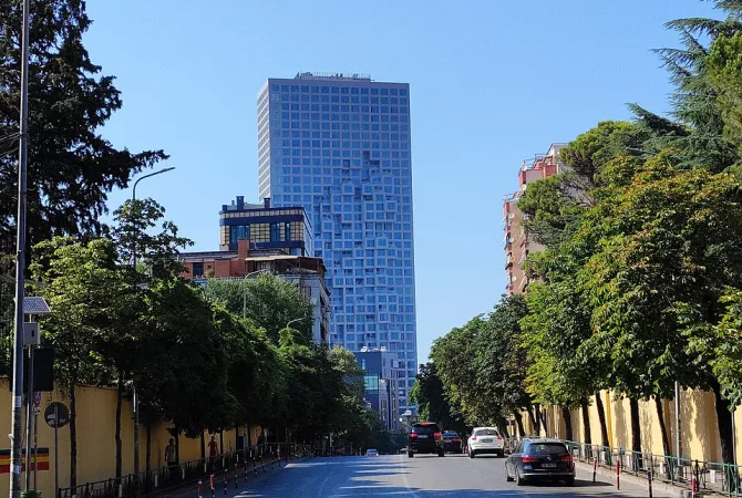 Jepet me qera ambiente zyre tek Rruga e Elbasanit!