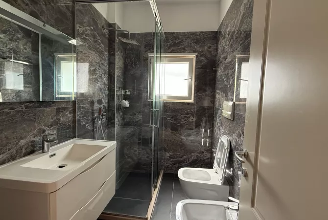 Shtepi me qera Apartament ne Tirane, 3+1, Mobilimi E mobiluar, Pagesa 2,000  Euro.