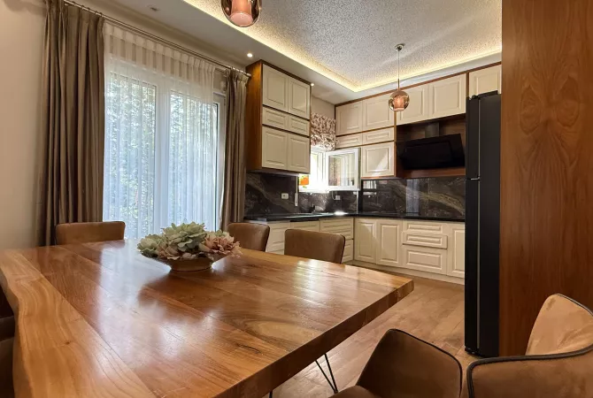 Shtepi me qera Apartament ne Tirane, 3+1, Mobilimi E mobiluar, Pagesa 2,000  Euro.