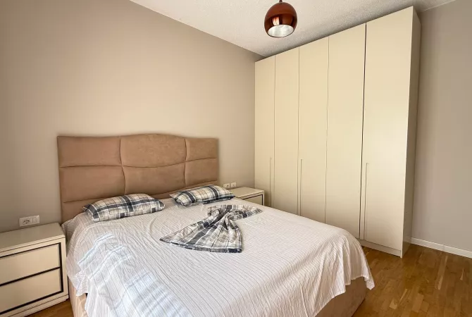 Shtepi me qera Apartament ne Tirane, 3+1, Mobilimi E mobiluar, Pagesa 2,000  Euro.