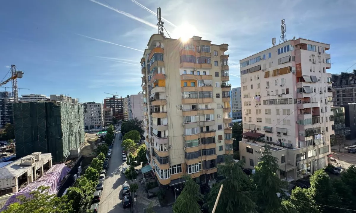 Shtepi ne shitje Apartament ne Tirane, 1+1, Mobilimi Bosh, pa mobiluar, Pagesa 125,000  Euro.