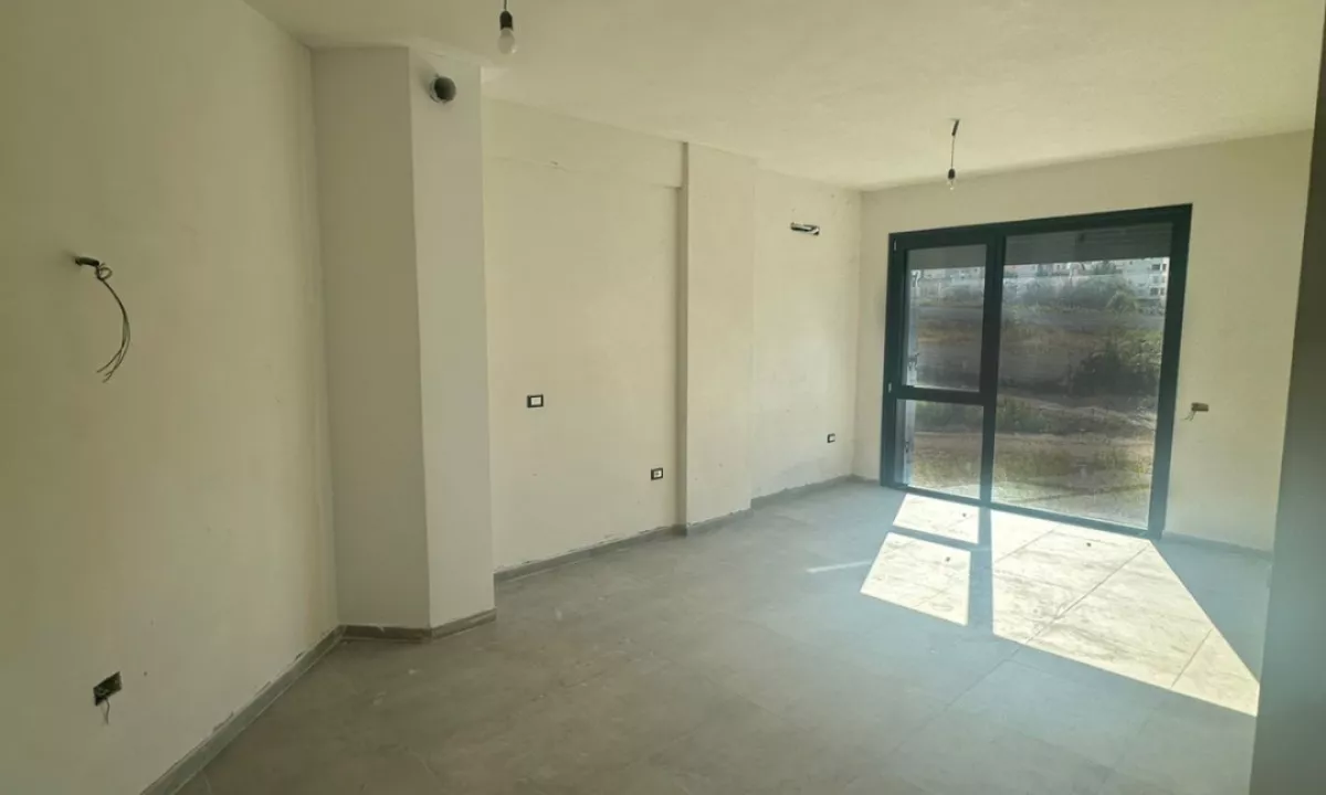 Shtepi ne shitje Apartament ne Tirane, 2+1, Mobilimi Bosh, pa mobiluar, Pagesa 230,000  Euro.