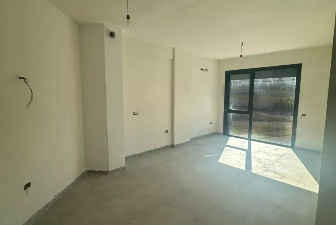 Shitet apartament 2+1 tek Liqeni i Thate! 