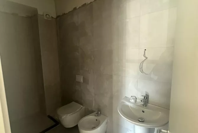 Shtepi ne shitje Apartament ne Tirane, 2+1, Mobilimi Bosh, pa mobiluar, Pagesa 230,000  Euro.