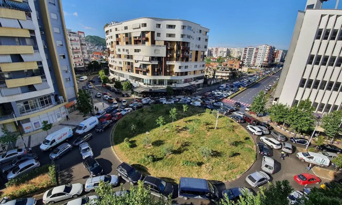 Shtepi ne shitje Apartament ne Tirane, 2+1, Mobilimi E mobiluar, Pagesa 155,000  Euro.