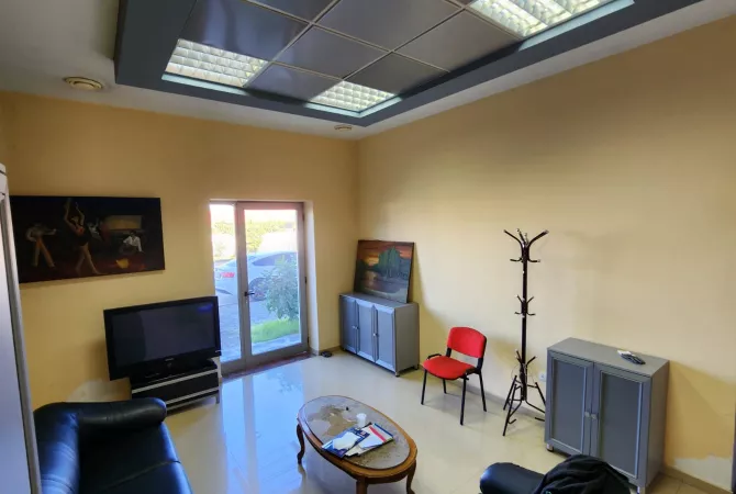 Shtepi ne shitje Apartament ne Lushnje, 7+1, Mobilimi E mobiluar, Pagesa 2,100,000  Euro.