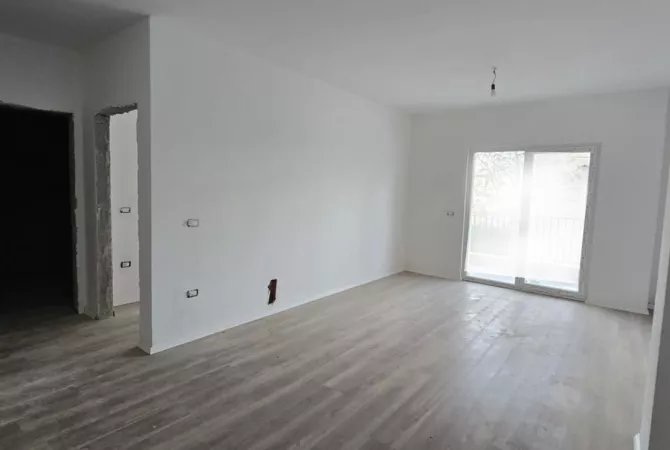 Shtepi ne shitje Apartament ne Tirane, 1+1, Mobilimi Bosh, pa mobiluar, Pagesa 123,000  Euro.