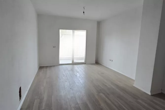 Shtepi ne shitje Apartament ne Tirane, 1+1, Mobilimi Bosh, pa mobiluar, Pagesa 123,000  Euro.