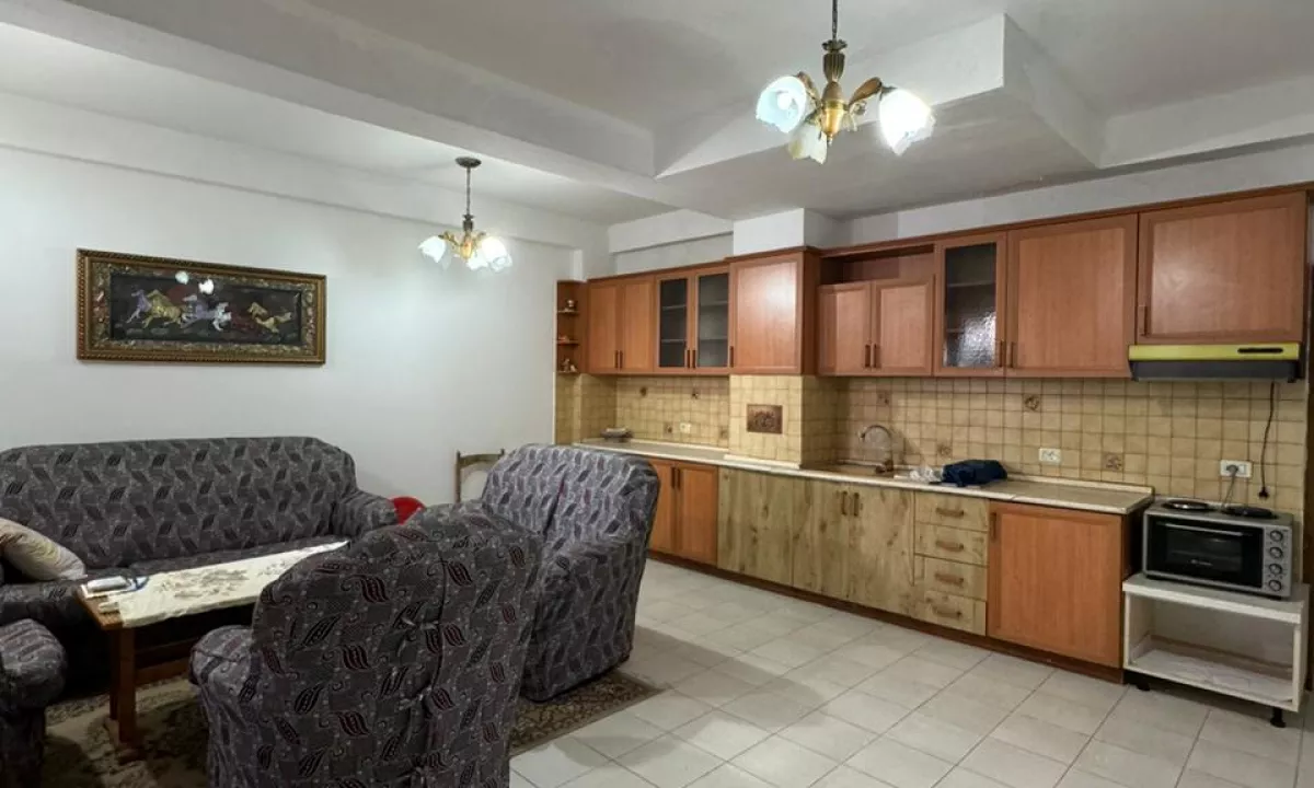 Shtepi ne shitje Apartament ne Tirane, 1+1, Mobilimi E mobiluar, Pagesa 96,000  Euro.