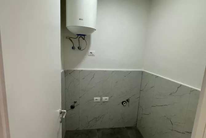 Shtepi ne shitje Apartament ne Tirane, 3+1, Mobilimi Bosh, pa mobiluar, Pagesa 200,000  Euro.