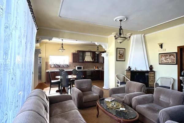 🏡 Ndarje qiraje – kati i dytë i një vile!