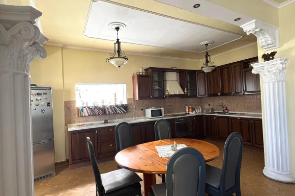 Shtepi me qera Apartament ne Tirane, 2+1, Mobilimi E mobiluar, Pagesa 250  Euro.