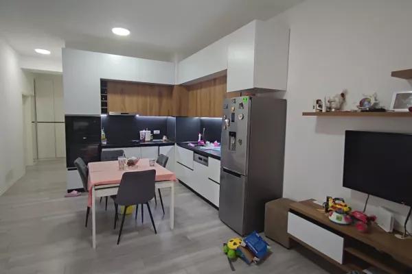 Shtepi ne shitje Apartament ne Tirane, 2+1, Mobilimi E mobiluar, Pagesa 170,000  Euro.