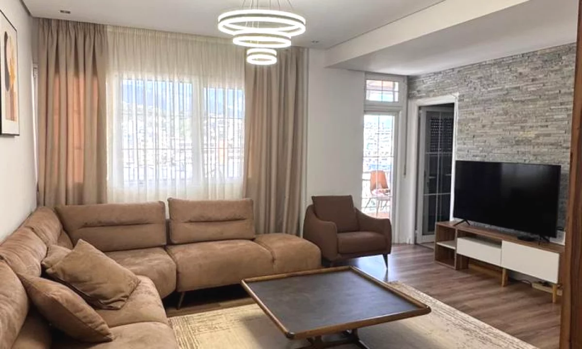 Shtepi me qera Apartament ne Tirane, 3+1, Mobilimi E mobiluar, Pagesa 650  Euro.