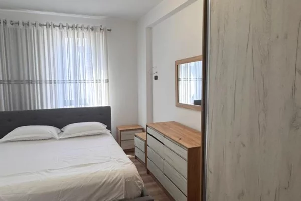 Shtepi me qera Apartament ne Tirane, 3+1, Mobilimi E mobiluar, Pagesa 650  Euro.