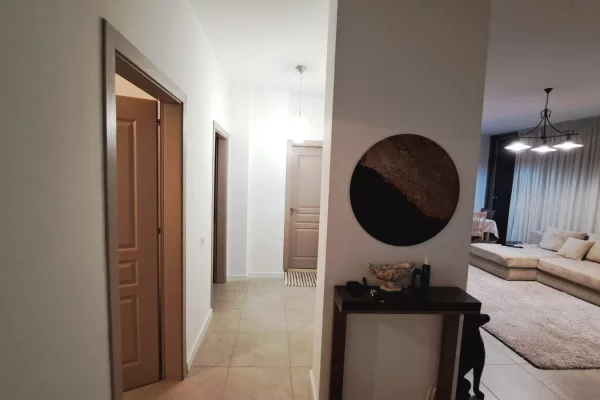 Shtepi ne shitje Apartament ne Tirane, 2+1, Mobilimi E mobiluar, Pagesa 149,000  Euro.