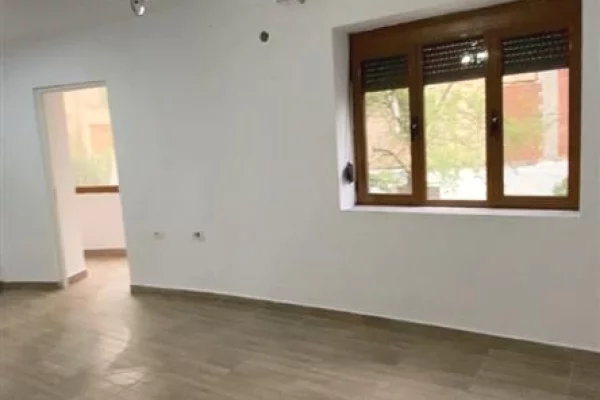 Shtepi ne shitje Apartament ne Tirane, 1+1, Mobilimi Bosh, pa mobiluar, Pagesa 109,000  Euro.