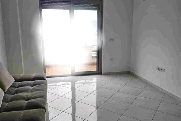 Shtepi ne shitje Apartament ne Tirane, 1+1, Mobilimi Bosh, pa mobiluar, Pagesa 84,000  Euro.
