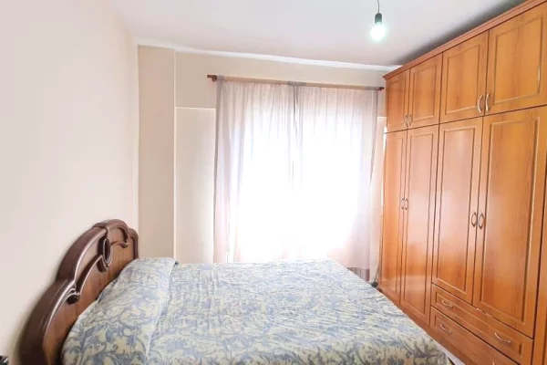 Shtepi ne shitje Apartament ne Tirane, 2+1, Mobilimi E mobiluar, Pagesa 180,000  Euro.