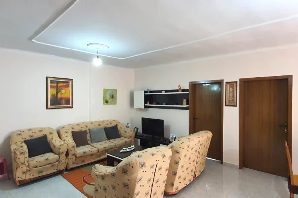 Shtepi ne shitje Apartament ne Tirane, 2+1, Mobilimi E mobiluar, Pagesa 180,000  Euro.