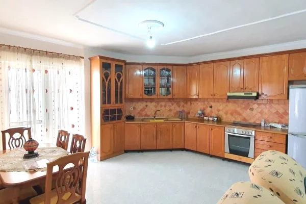 Shtepi ne shitje Apartament ne Tirane, 2+1, Mobilimi E mobiluar, Pagesa 180,000  Euro.