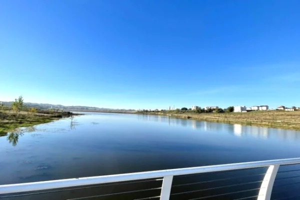 Shtepi ne shitje Apartament ne Tirane, 1+1, Mobilimi Bosh, pa mobiluar, Pagesa 70,000  Euro.