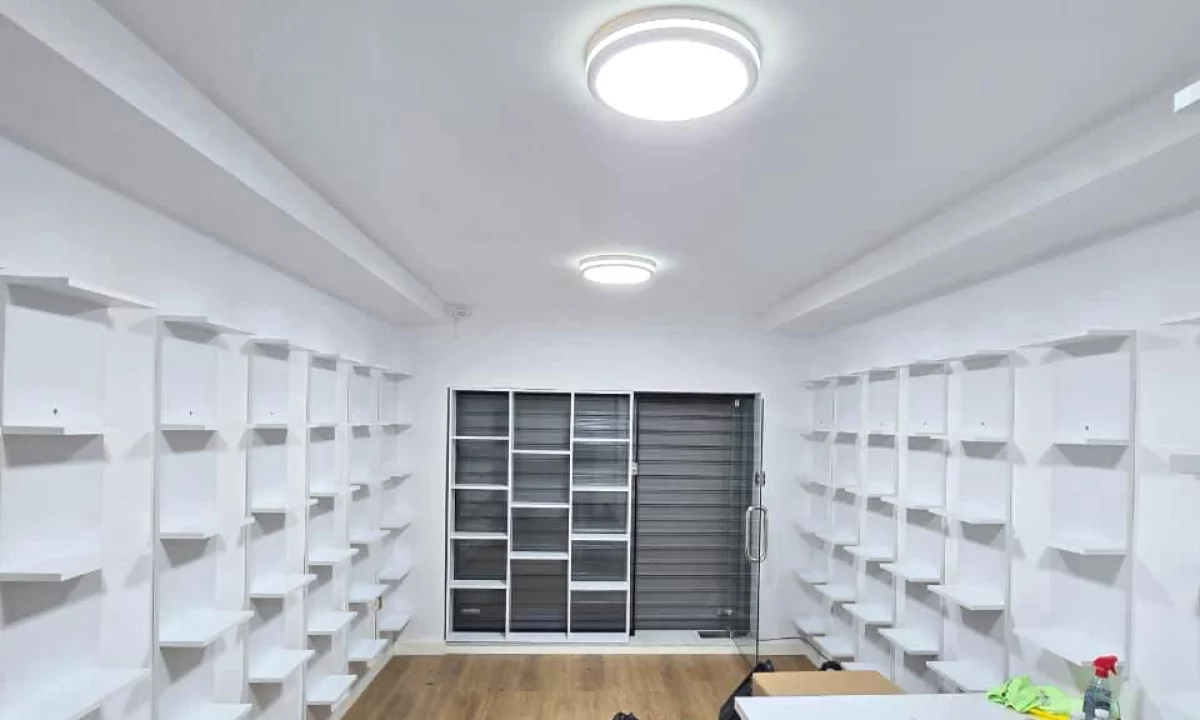 🏢 Shitet dyqan – Sheshi Willson, Tirane