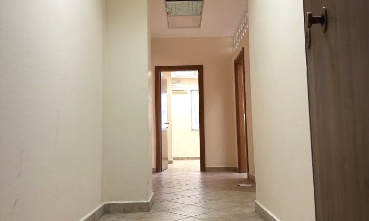 🏢 Zyre me qira ne Qender te Tiranes – 30 m nga Hotel Plaza