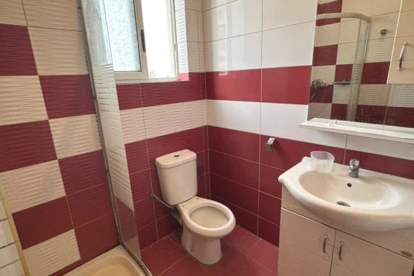 Shtepi me qera Apartament ne Tirane, 2+1, Mobilimi E mobiluar, Pagesa 400  Euro.