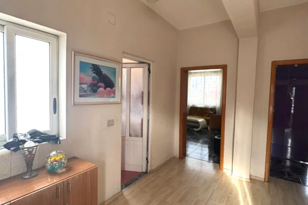 Shtepi me qera Apartament ne Tirane, 2+1, Mobilimi E mobiluar, Pagesa 400  Euro.