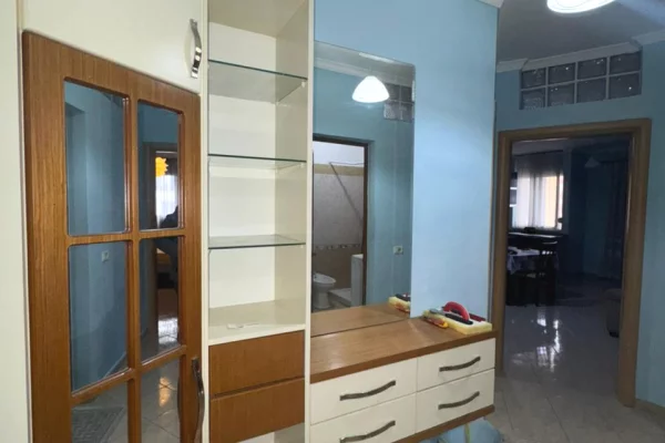 Shtepi me qera Apartament ne Tirane, 2+1, Mobilimi E mobiluar, Pagesa 500  Euro.