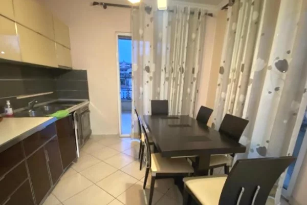Shtepi me qera Apartament ne Tirane, 3+1, Mobilimi E mobiluar, Pagesa 600  Euro.