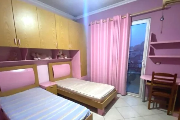 Shtepi me qera Apartament ne Tirane, 3+1, Mobilimi E mobiluar, Pagesa 600  Euro.