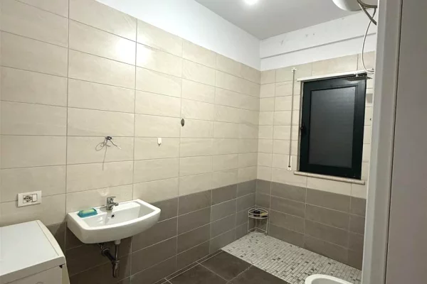 Shtepi me qera Apartament ne Tirane, 2+1, Mobilimi E mobiluar, Pagesa 550  Euro.