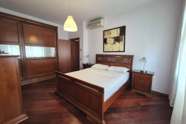 Shtepi me qera Apartament ne Tirane, 2+1, Mobilimi E mobiluar, Pagesa 1,300  Euro.