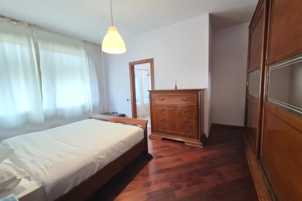 Shtepi me qera Apartament ne Tirane, 2+1, Mobilimi E mobiluar, Pagesa 1,300  Euro.