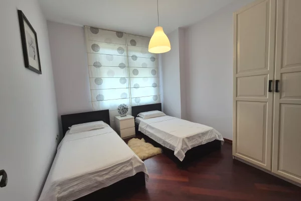 Shtepi me qera Apartament ne Tirane, 2+1, Mobilimi E mobiluar, Pagesa 1,300  Euro.