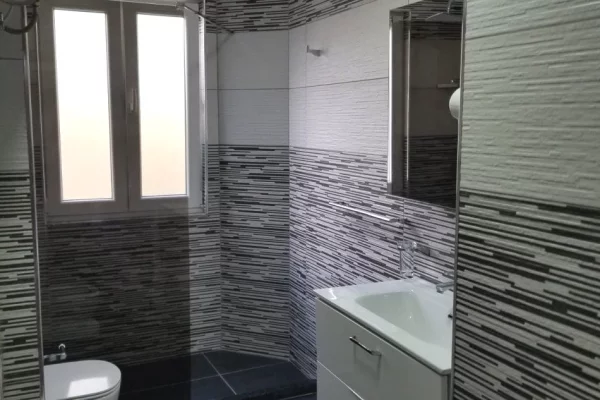 Shtepi me qera Apartament ne Tirane, 2+1, Mobilimi E mobiluar, Pagesa 600  Euro.